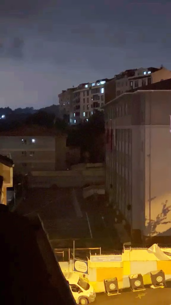 Gece yarısı üç okuldan marşlar yükseldi