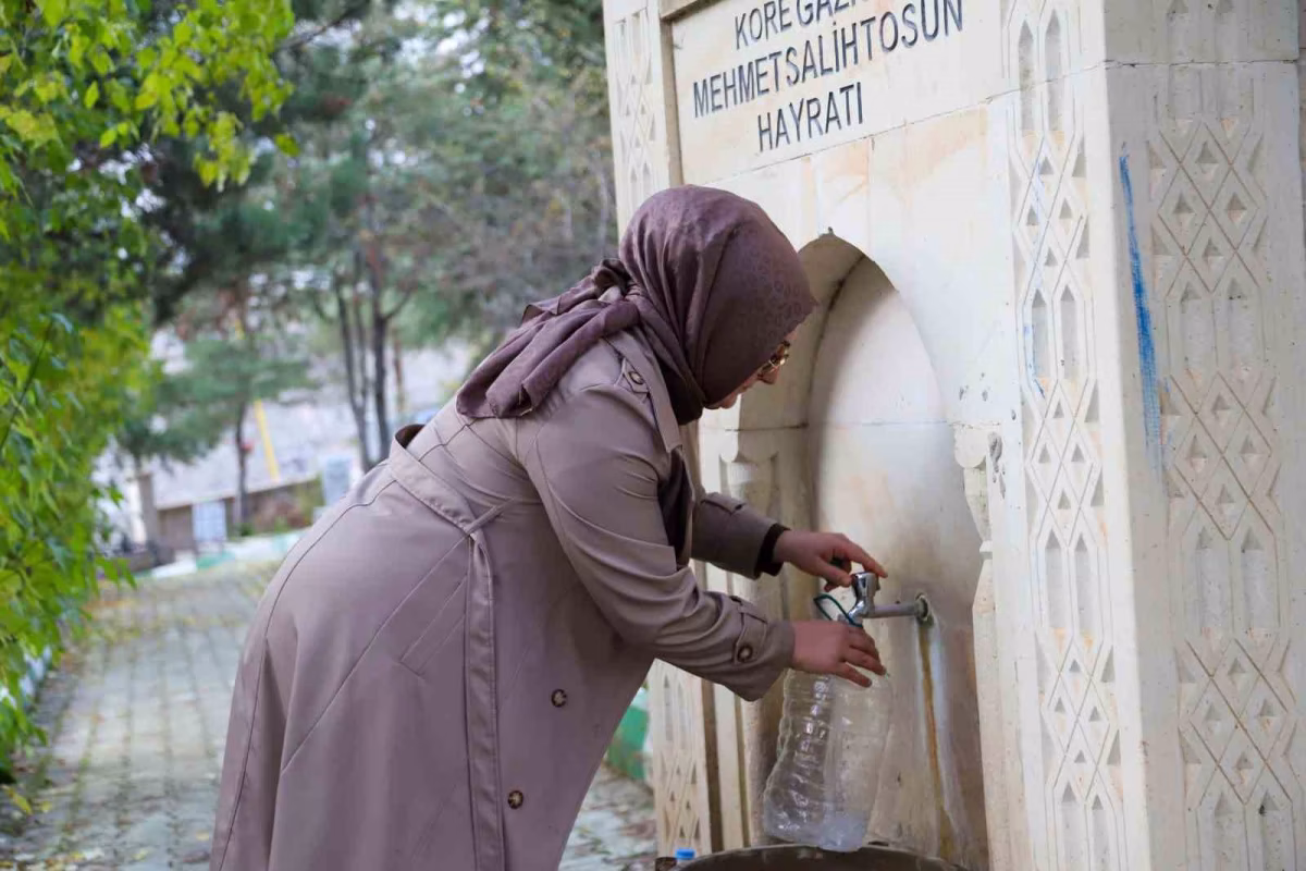 Gönüllü sanatçı silinen mezar taşlarını yeniliyor