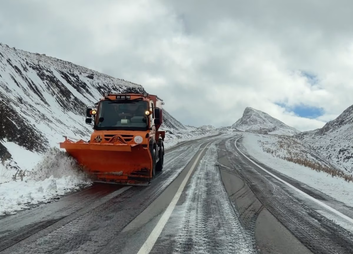 Karabet Geçidi’ne Mevsimin İlk Karı Düştü