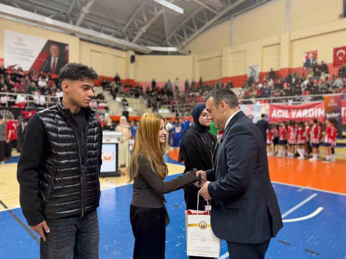 Kompozisyon yarışmasında ödül alan genç yetenek