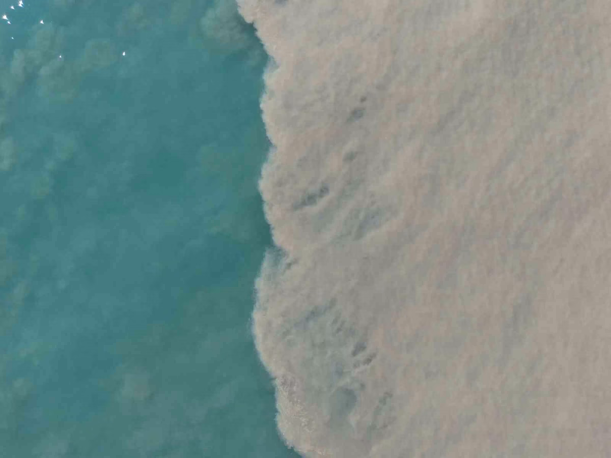 Mersin'de Sağanak Sonrası Deniz Kahverengiye Büründü