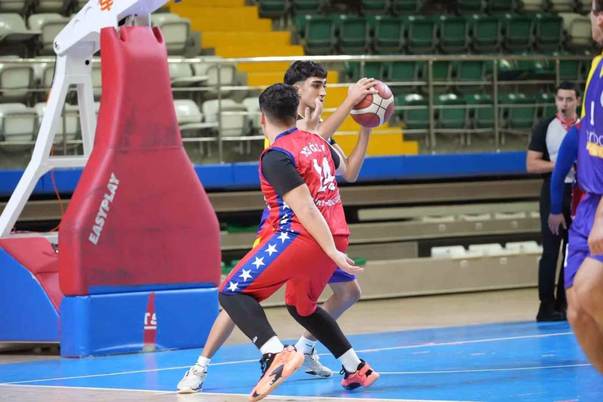Muğla’da genç basketbolcular parkede kapışıyor