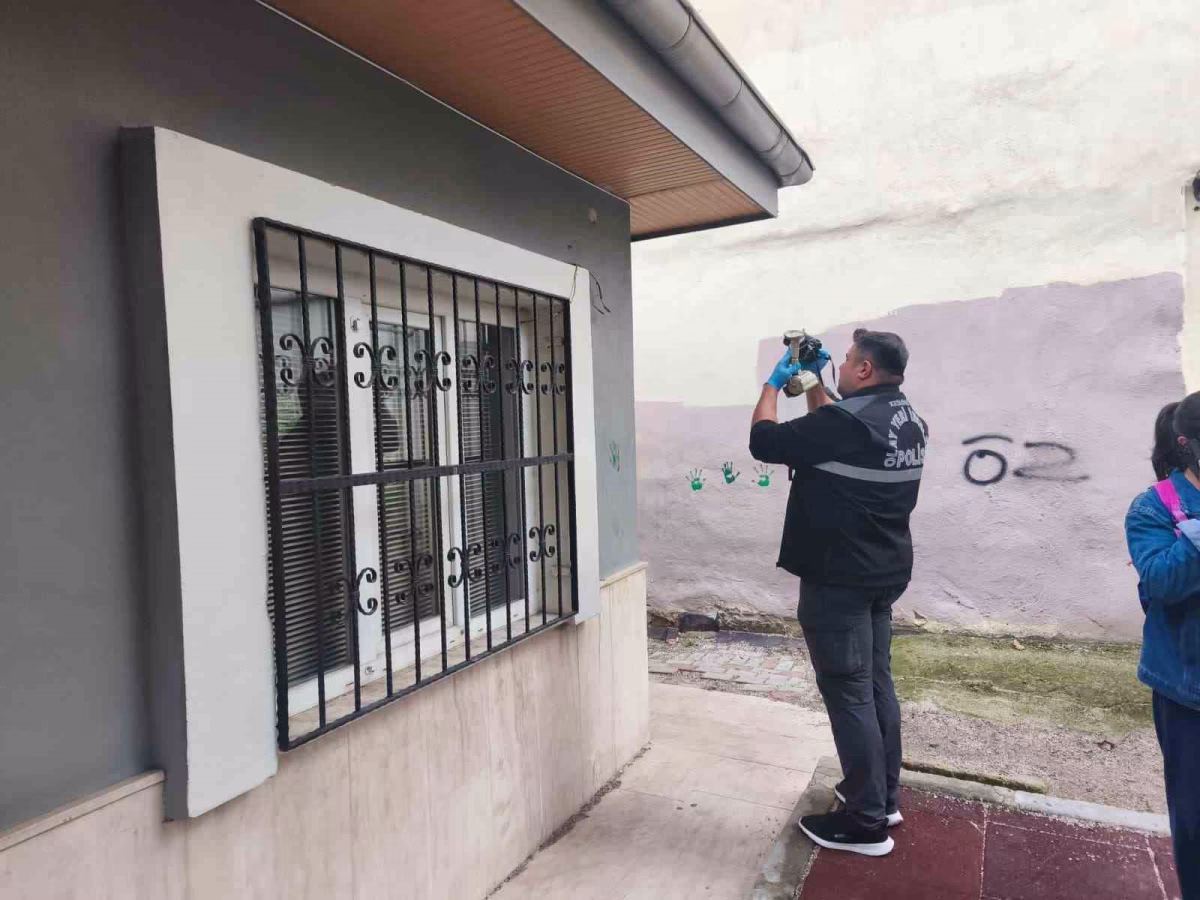 Muhtarlık kamerasını söküp bahçeye attılar