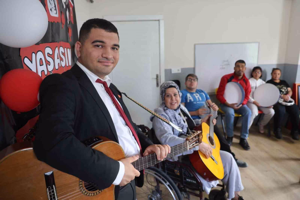 Otizmli Ertuğrul Müzik Öğretmeni Oldu