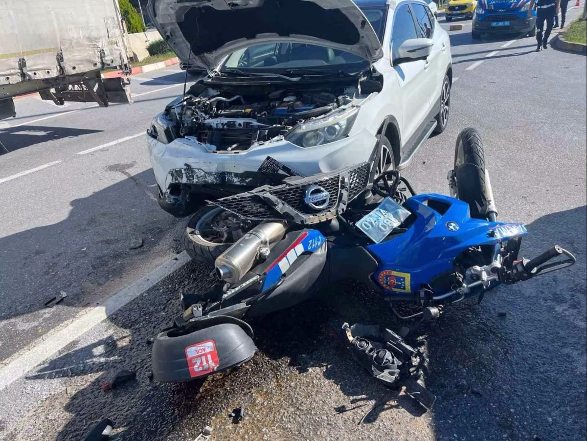 Otomobil jandarma motosikletine çarptı: Uzman çavuş yaralı