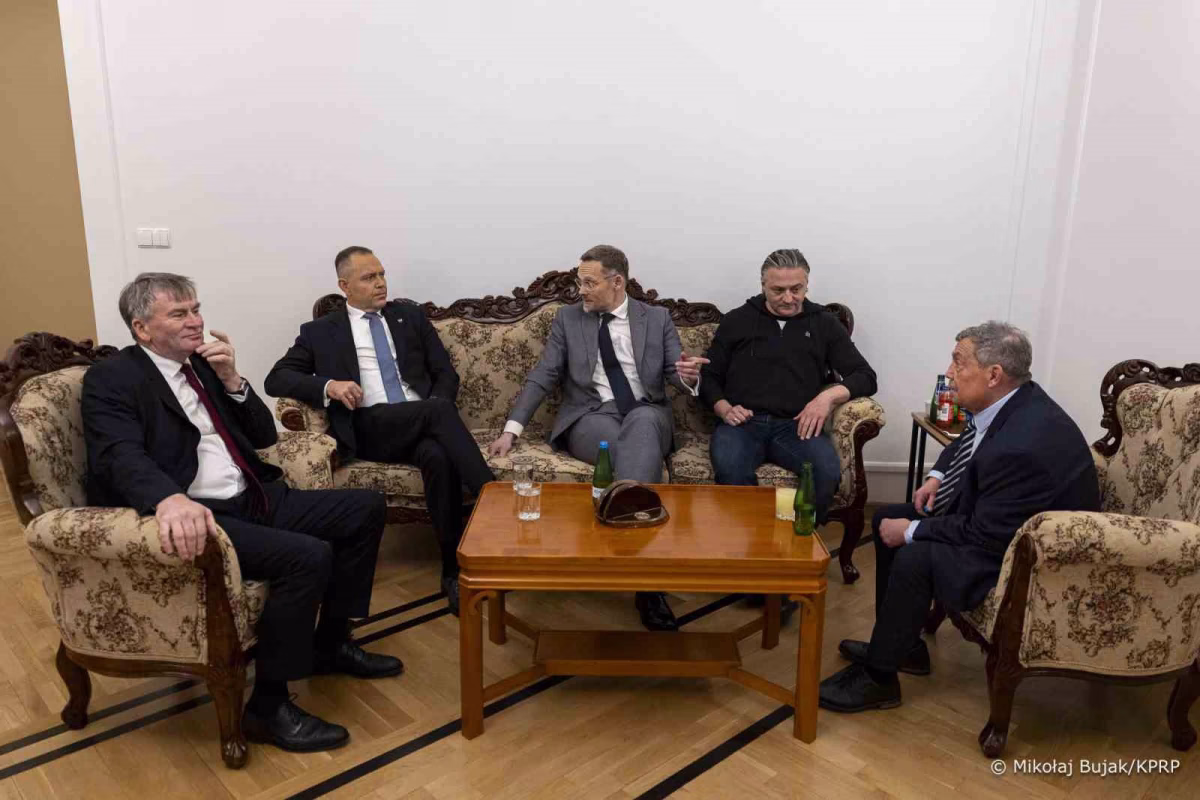 Polonya Cumhurbaşkanı Nawrocki'ye bina girişinde fiziki engelleme