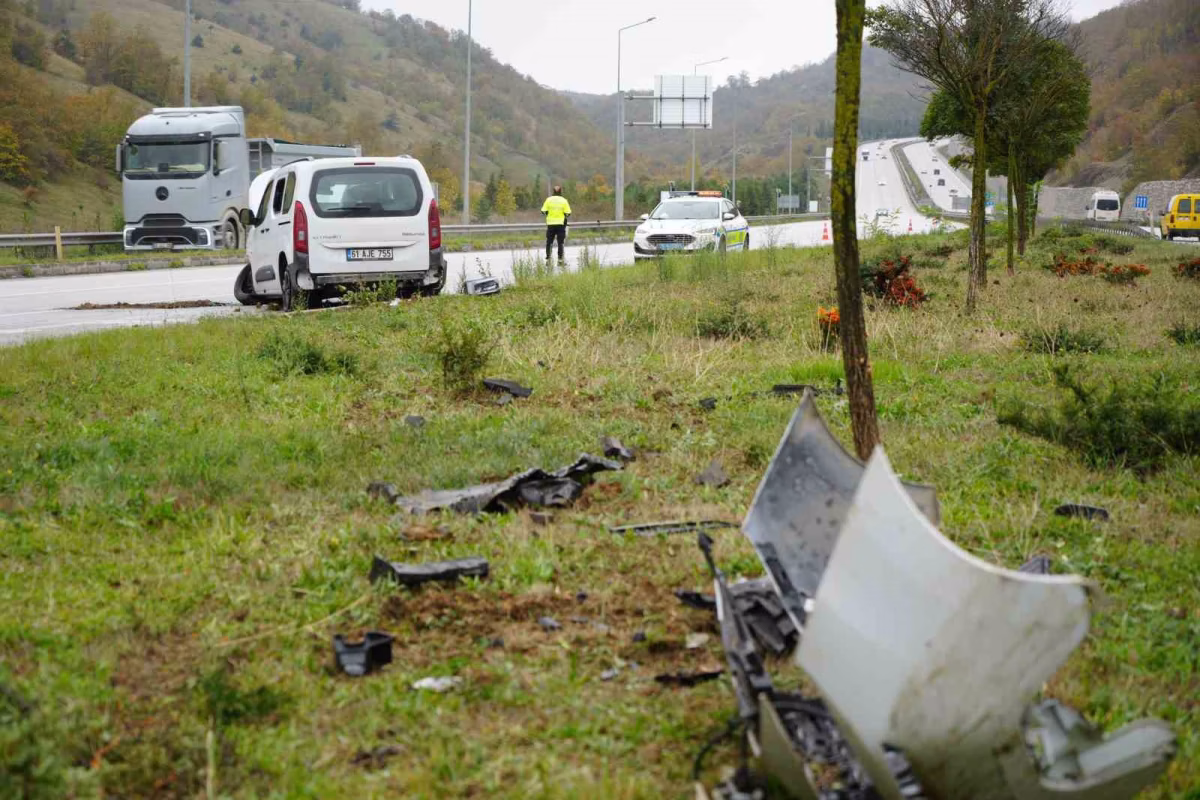 Samsun'da hafif ticari araç refüje çıktı: 3 yaralı