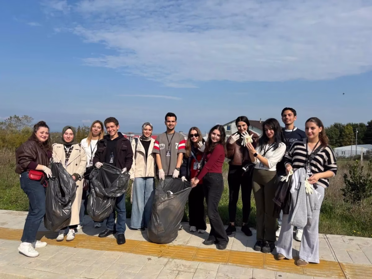 Üniversitelilerden Sinop'ta anlamlı çevre temizliği